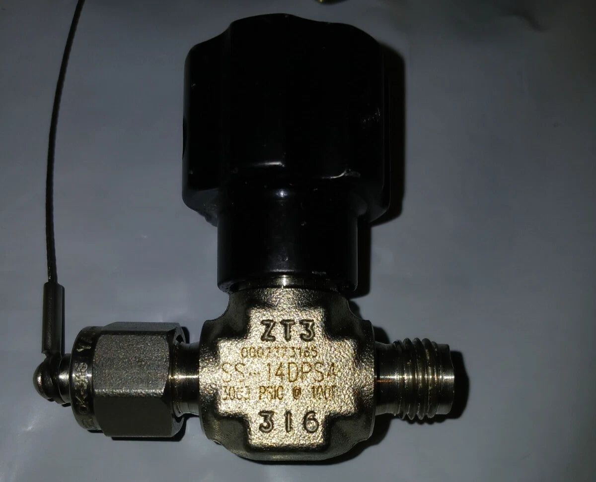 Swagelok Double-Ended Sample Cylinder DOT-3E 1800 psig 304L-HDF4-150