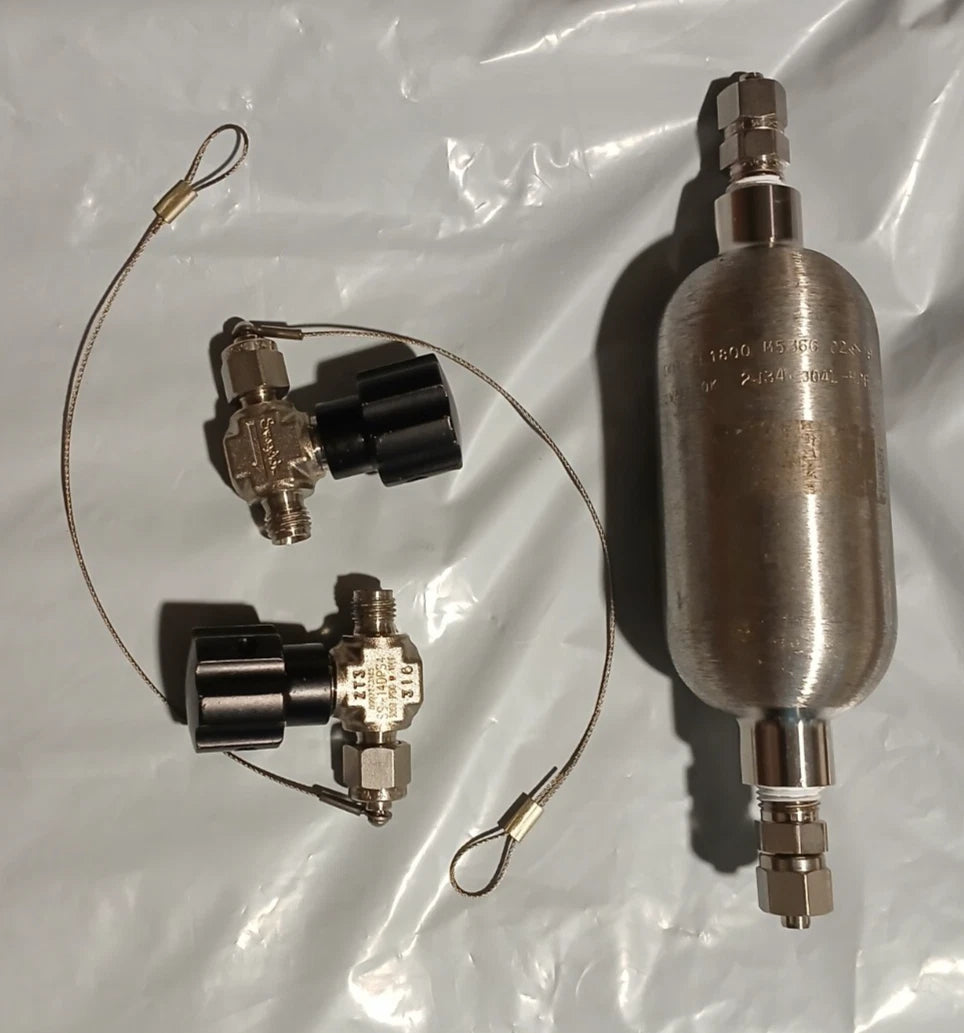 Swagelok Double-Ended Sample Cylinder DOT-3E 1800 psig 304L-HDF4-150